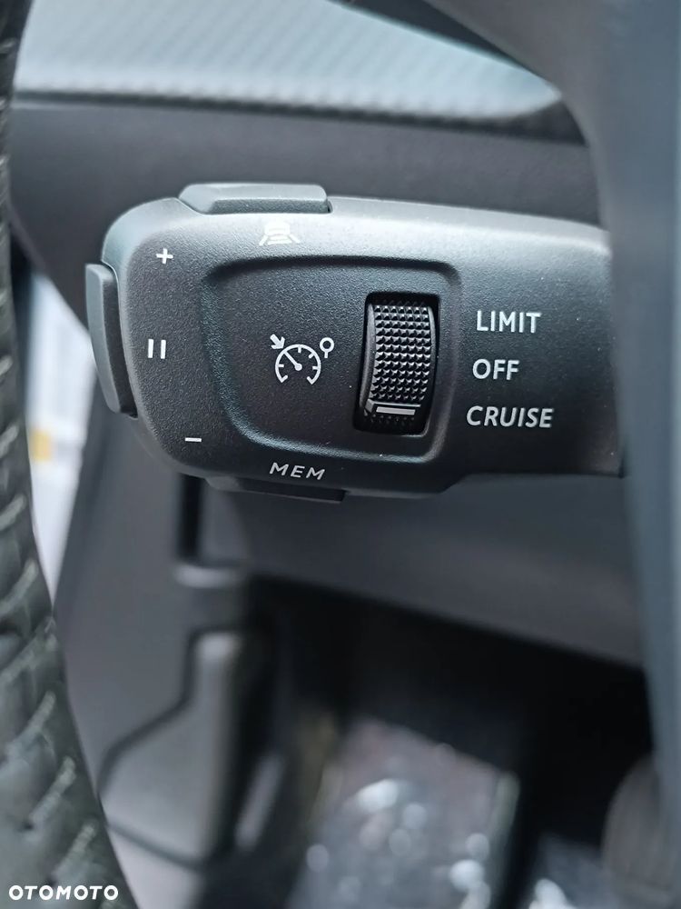 Peugeot 2008 PureTech 100 Allure S&S BVM6 - 16