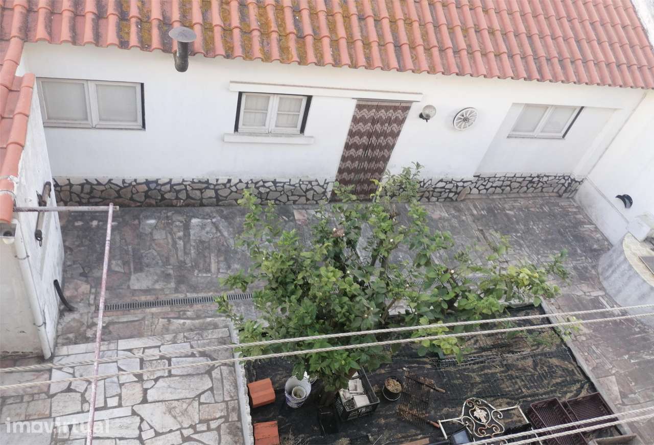 Prédio , localizada em zona central de Stº André, Barreiro. - Grande imagem: 2/18