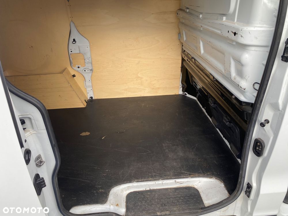 Nissan NV 300 - 11