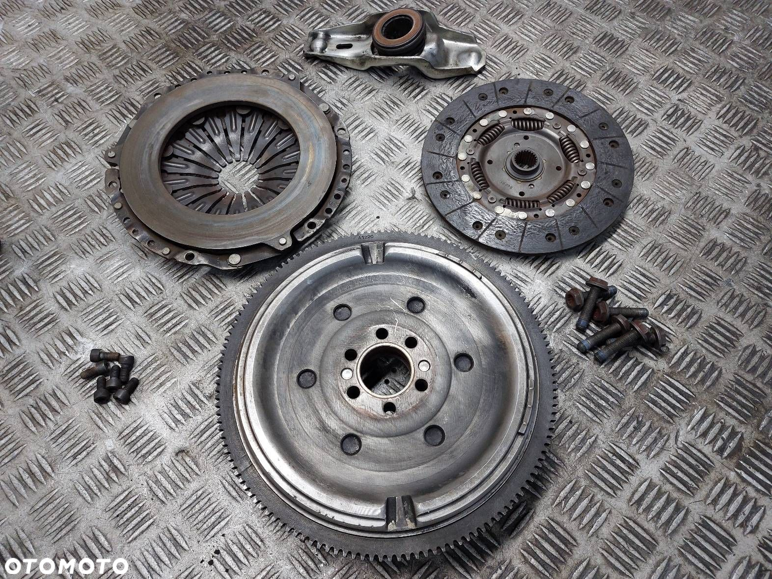 KOŁO DWUMASOWE + TARCZA + DOCISK + ŁOŻYSKO OPOROWE PASSAT B5 1.9 TDI - 6