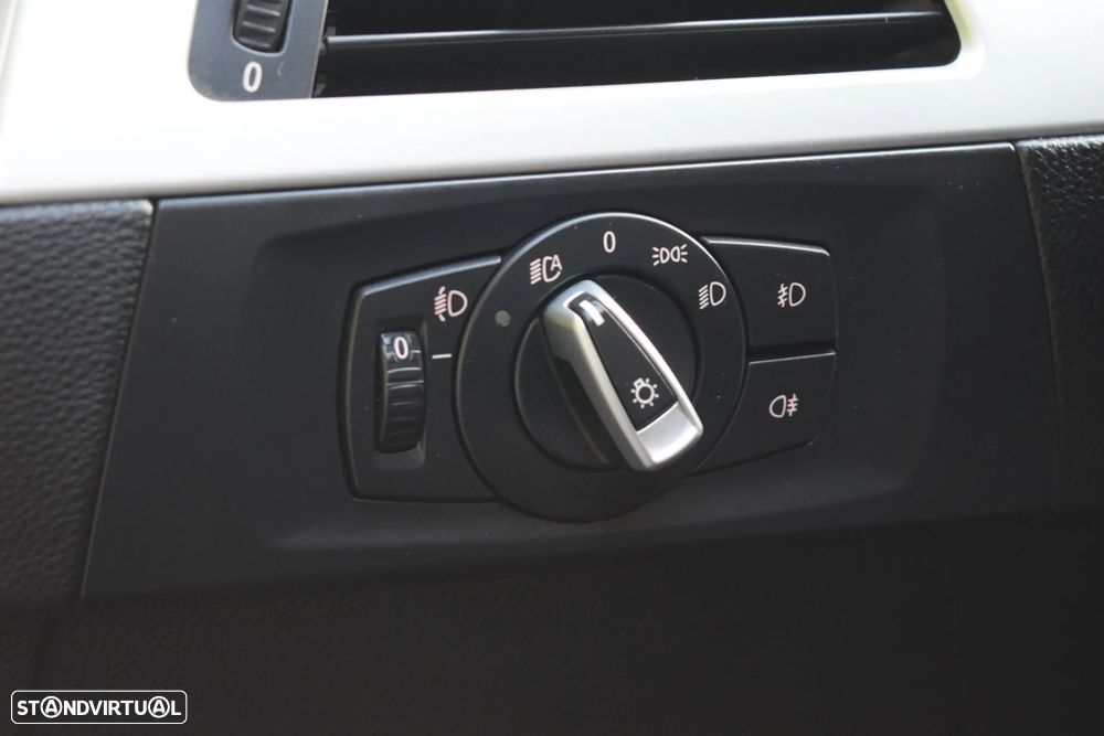 BMW 318 d Navigation Sport - 21