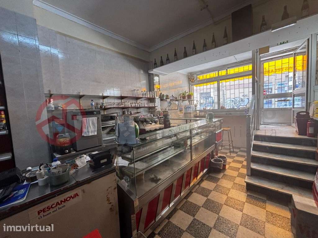 Loja com algum recheio no centro do Laranjeiro - Almada - Grande imagem: 4/18