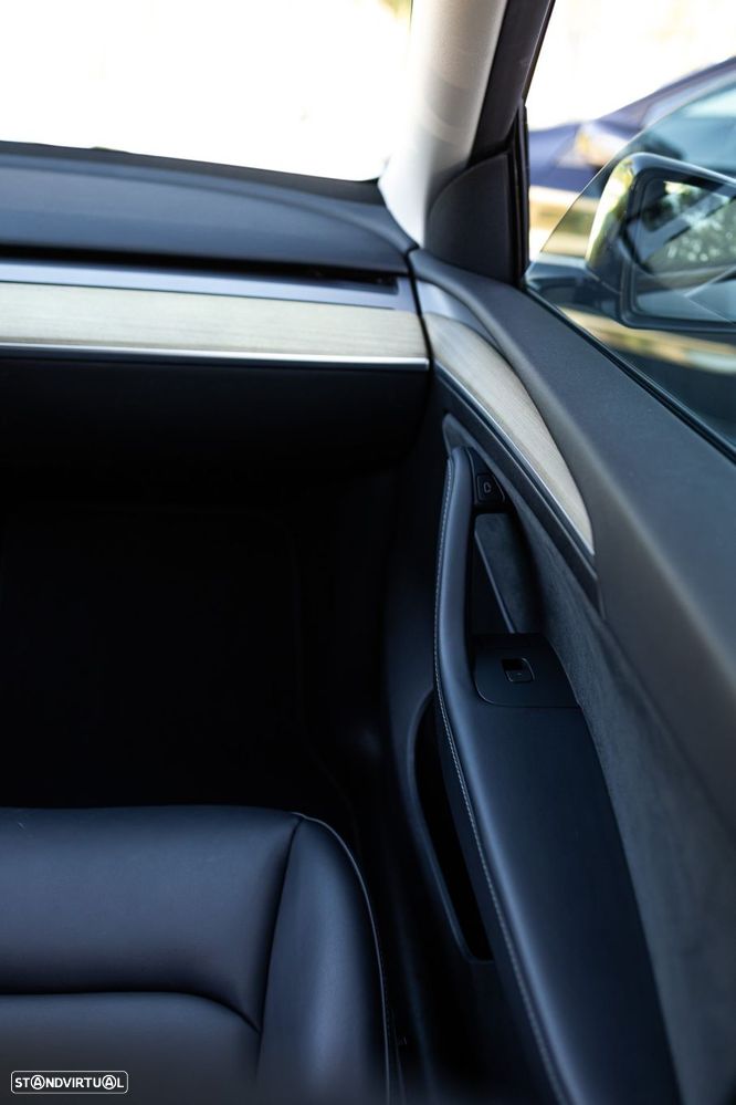 Tesla Model Y Standard RWD - 14