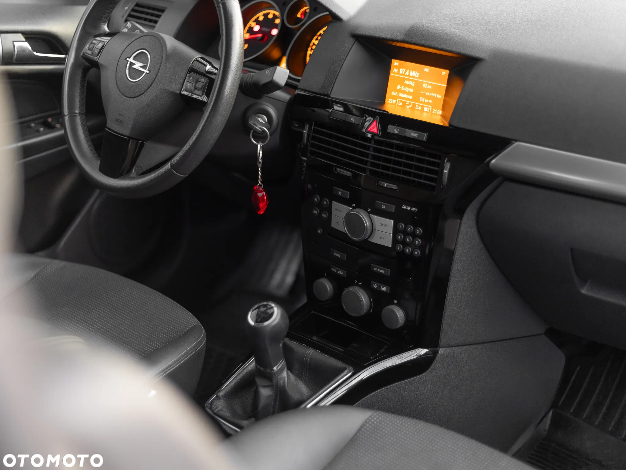 Opel Astra GTC 1.6 Black&White - 15