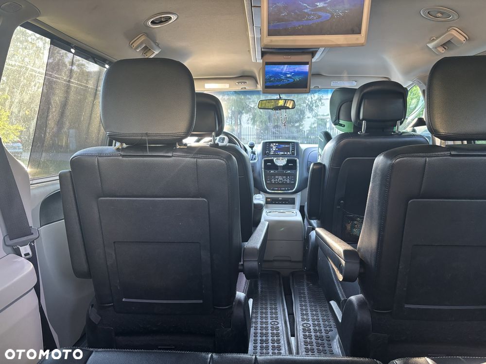 Chrysler Town & Country - 3