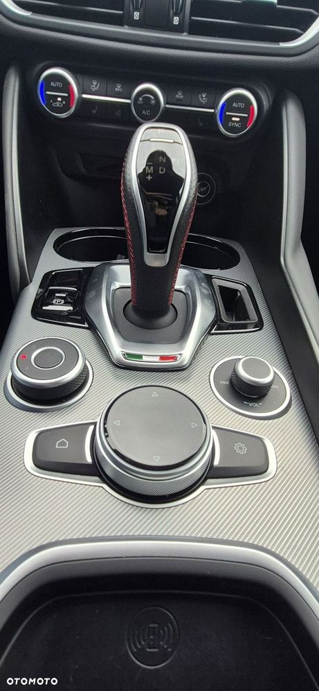 Alfa Romeo Giulia 2.0 Turbo 16V AT8-Q4 Competizione - 22