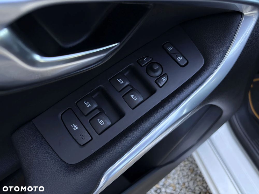 Volvo V40 D4 Geartronic Momentum - 32