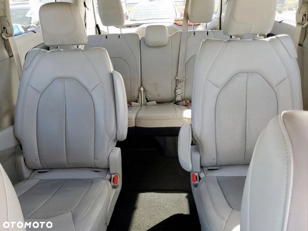 Chrysler Pacifica - 10
