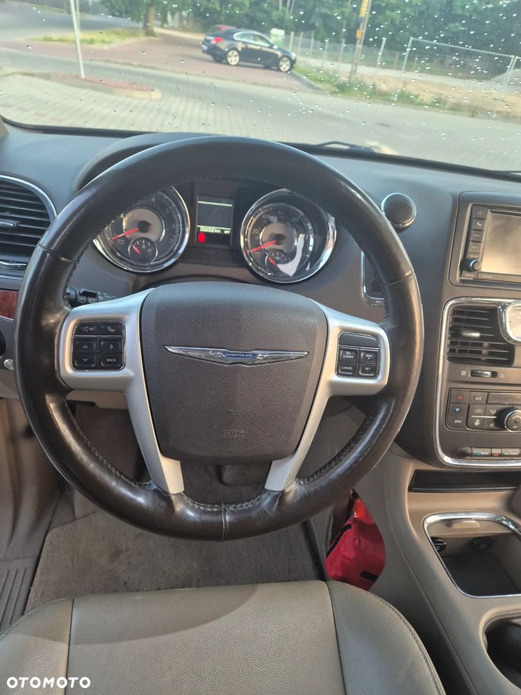 Chrysler Town & Country - 14