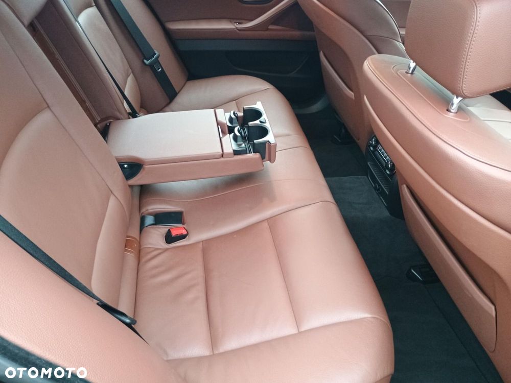 BMW Seria 5 550i xDrive - 13