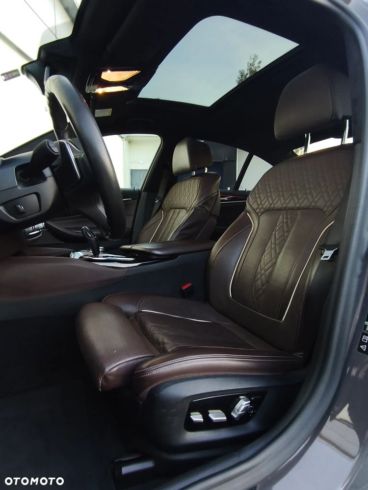 BMW Seria 5 M550i xDrive sport - 19
