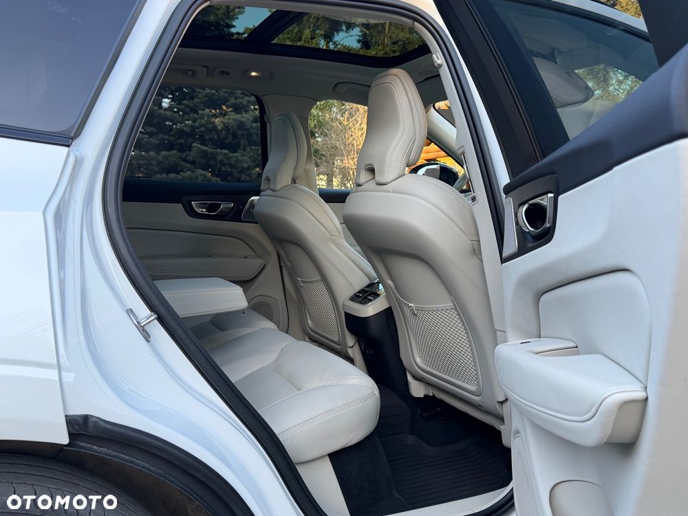 Volvo XC 60 B5 B AWD Momentum Pro - 23