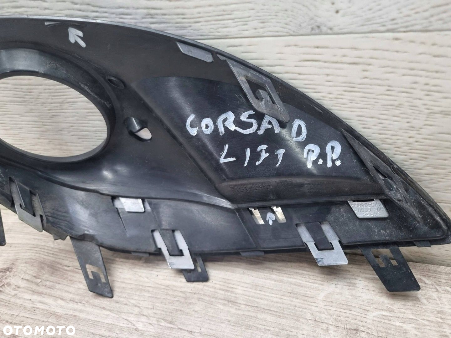 Opel Corsa D 2012 Przód strona prawa Krata halogenu - 7