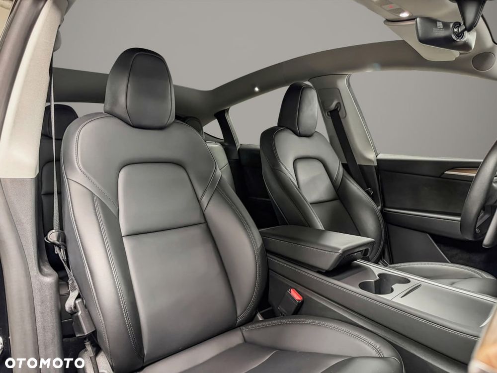 Tesla Model Y Long Range AWD - 11