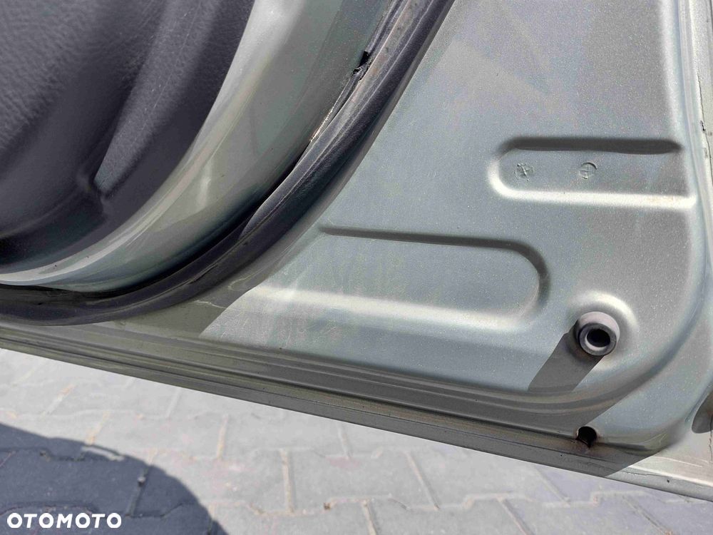 DRZWI KOMPLETNE PRAWY PRZÓD TOYOTA AVENSIS T25 6T1 - 10