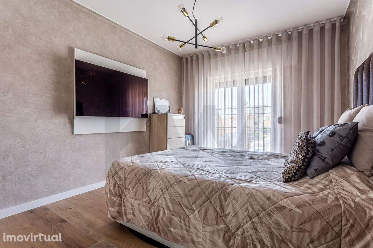 Moradia Geminada T3 Totalmente Renovada com Garagem | Alto da Guerra - Grande imagem: 3/42