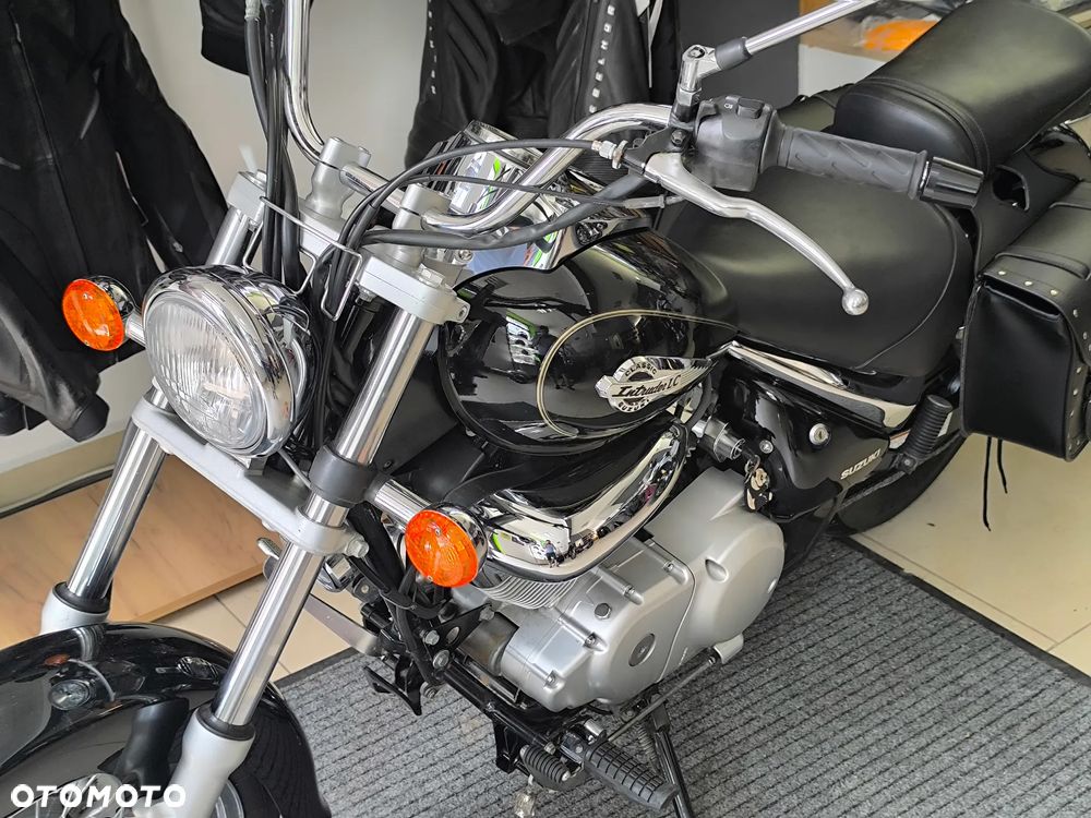 Suzuki Intruder - 16