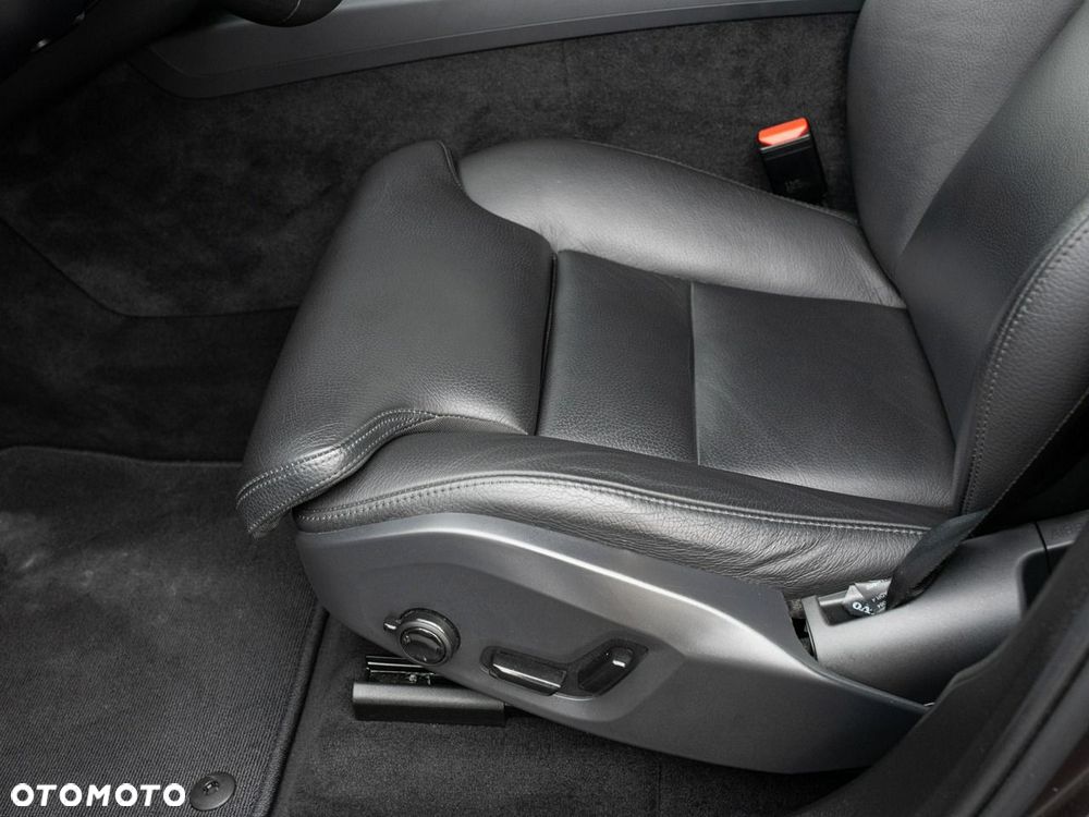 Volvo XC 60 B4 B Plus Dark - 11