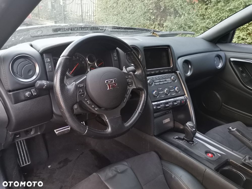 Nissan GT-R Premium Edition - 12