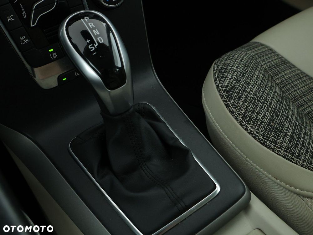 Volvo V40 Cross Country - 19