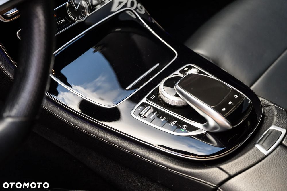 Mercedes-Benz Klasa E 220 d 4-Matic 9G-TRONIC - 19