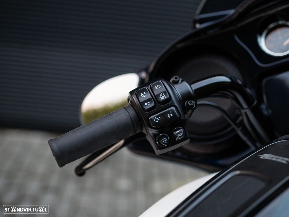 Harley-Davidson FLHXS STREET GLIDE® SPECIAL ARCTIC BLAST™ - 18