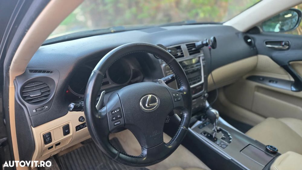 Lexus Seria IS 250 2.5 V6 Aut Executive - 4