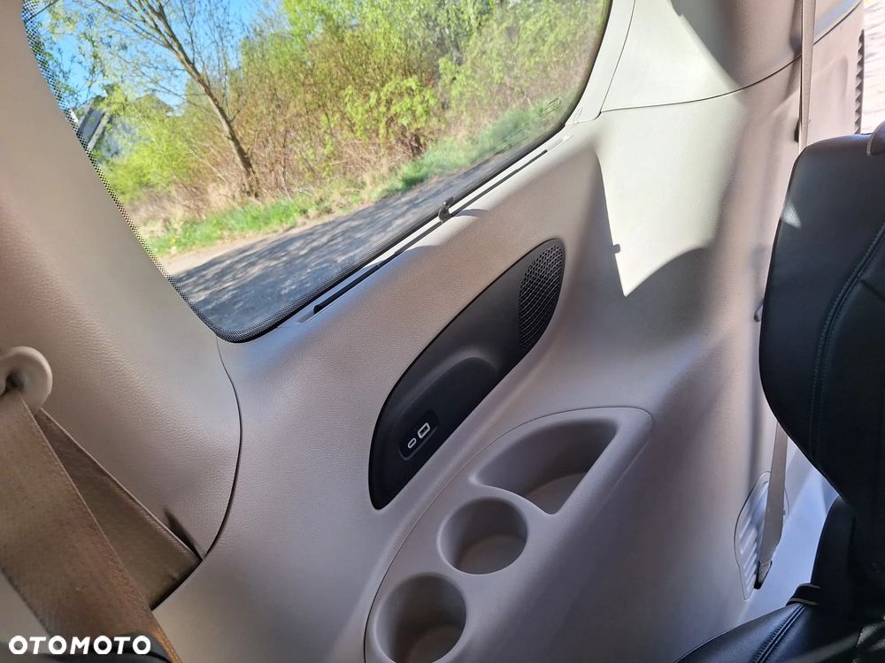 Chrysler Pacifica - 30