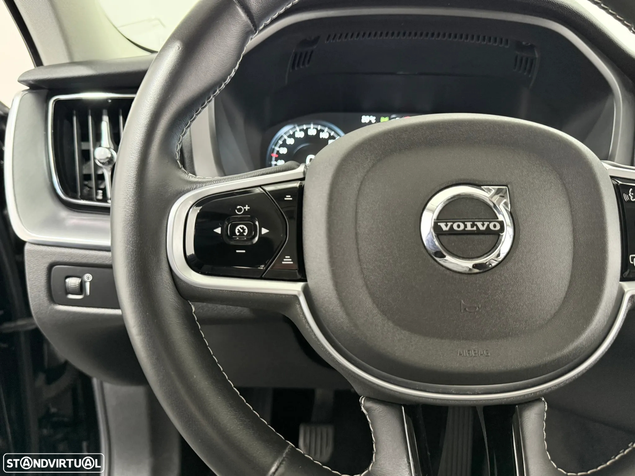 Volvo XC 60 2.0 D4 Momentum Plus - 24
