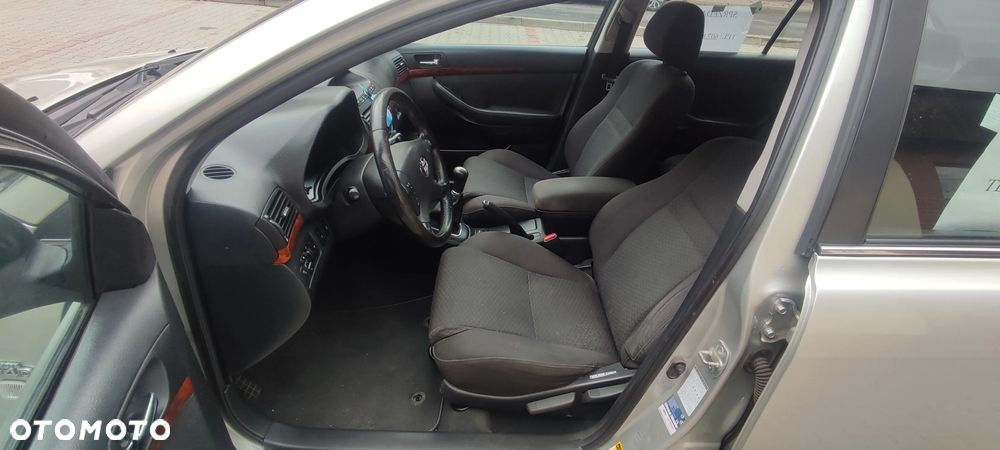 Toyota Avensis - 11
