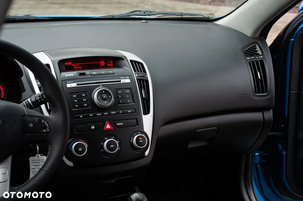 Kia Ceed 1.4 CVVT Dream-Team Edition - 27