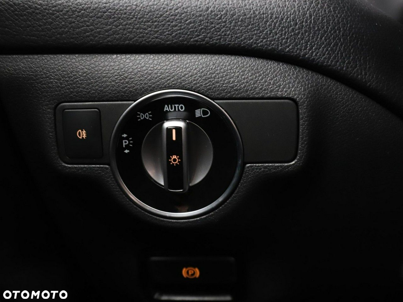 Mercedes-Benz GLA 180 7G-DCT UrbanStyle Edition - 32