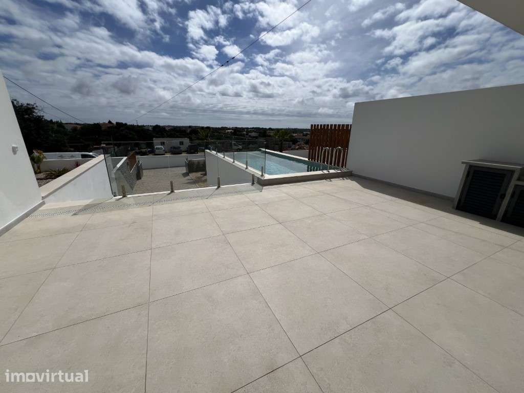Moradia V3 Nova - Piscina e Jardim
Moderna e luminosa, com 3 quart... - Grande imagem: 2/32
