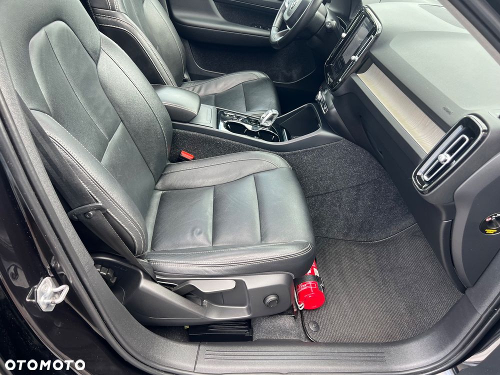 Volvo XC 40 D3 AWD Momentum Pro - 24