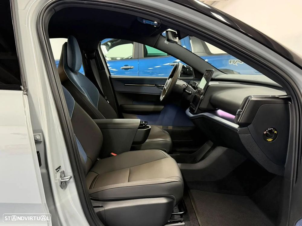 Volvo EX30 Single Motor Extended Range RWD Plus - 34