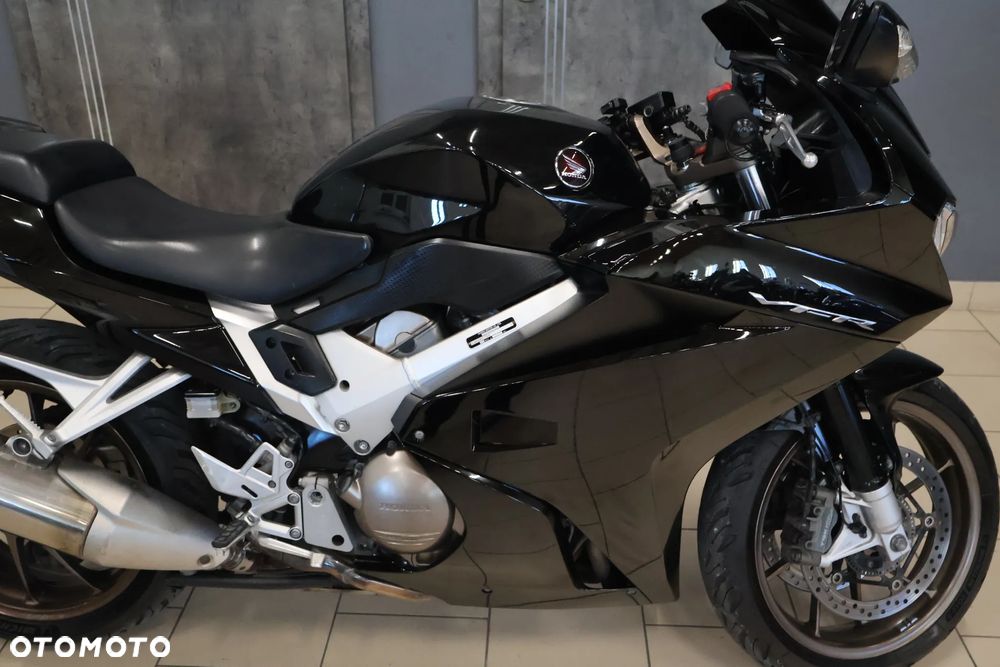 Honda VFR - 3