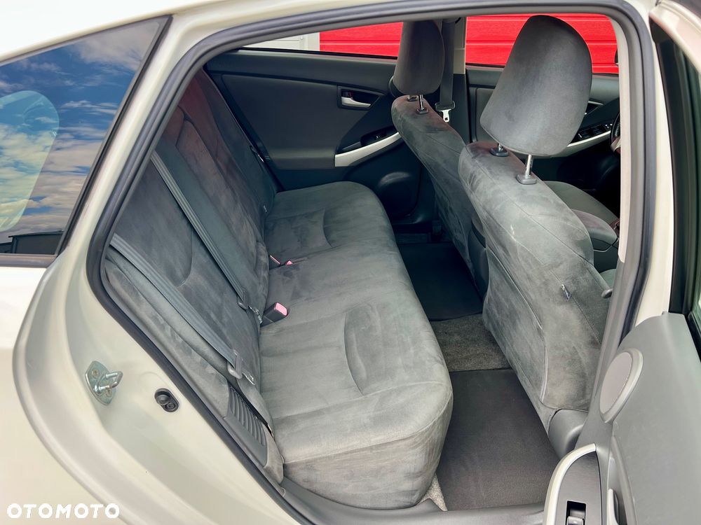 Toyota Prius (Hybrid) Executive - 11