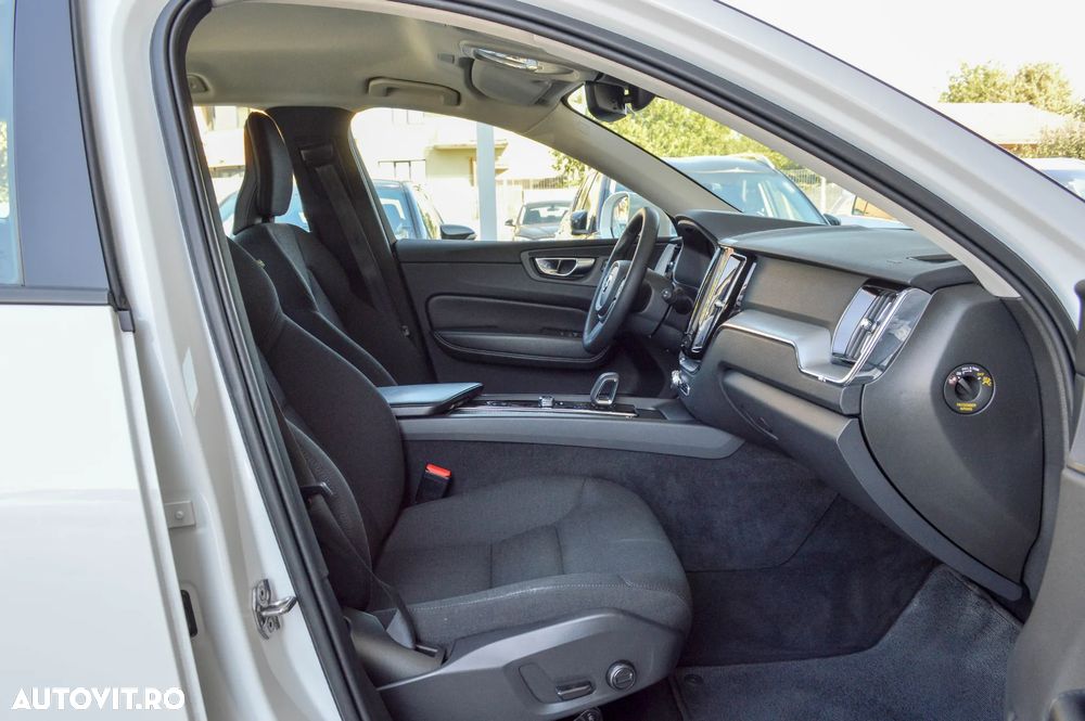 Volvo XC 60 B4 MHEV AT8 AWD Momentum Pro - 15