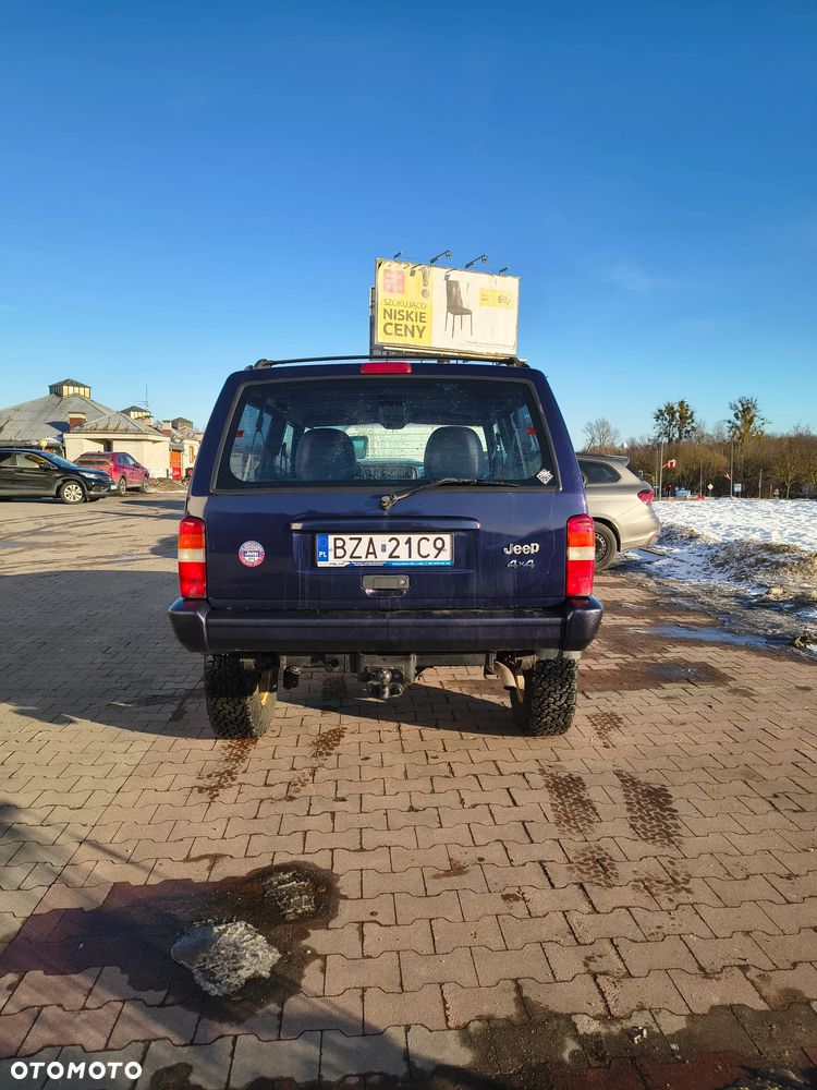 Jeep Cherokee - 24