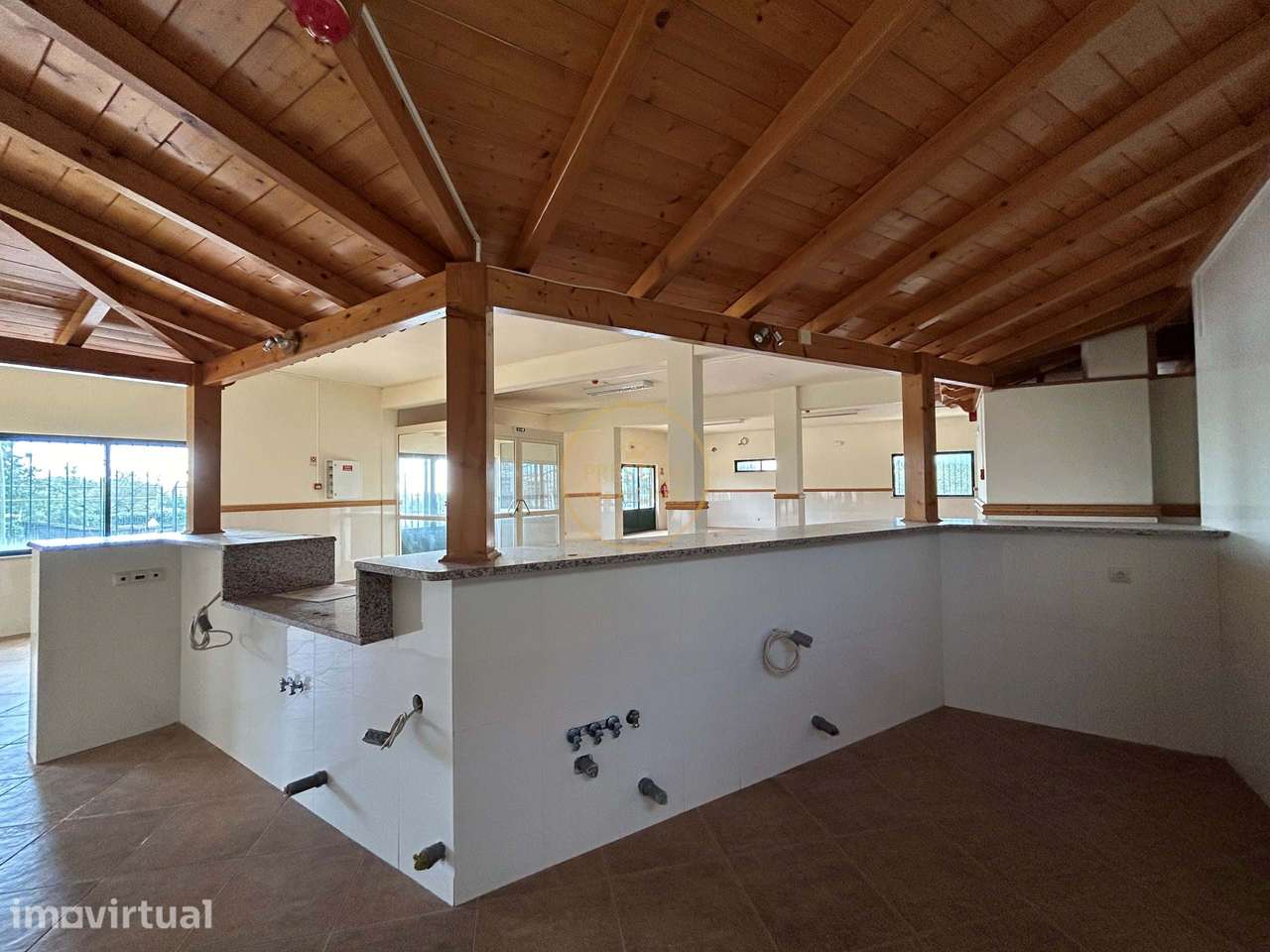 A venda prédio urbano destinado a indústria, restauração, eventos, em - Grande imagem: 2/60