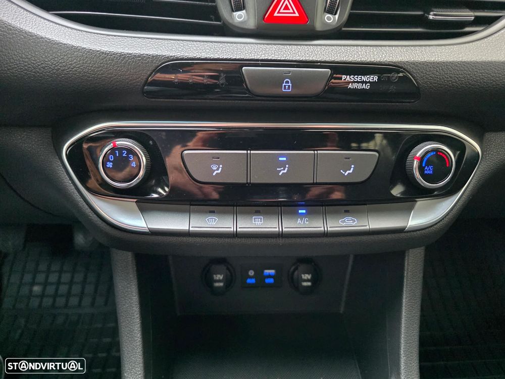 Hyundai i30 1.6 CRDI STyle+Navi - 40