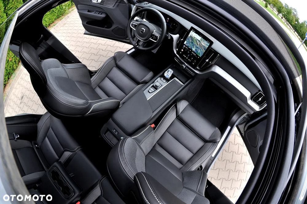 Volvo XC 60 B5 B AWD Plus Dark - 24