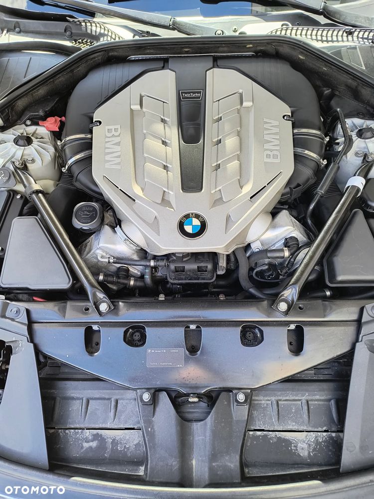 BMW Seria 7 750i xDrive - 16
