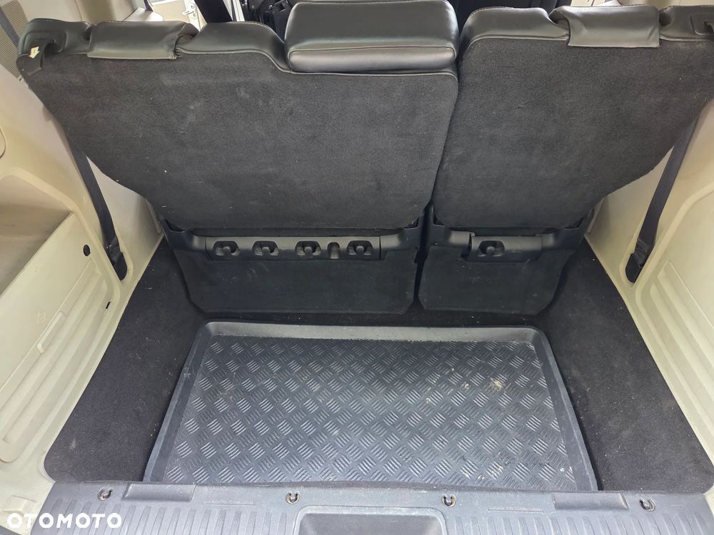 Chrysler Town & Country - 29
