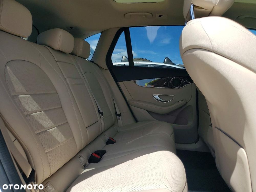 Mercedes-Benz GLC 300 4Matic 9G-TRONIC AMG Line - 11