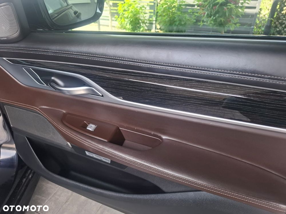 BMW Seria 7 740e iPerformance - 31