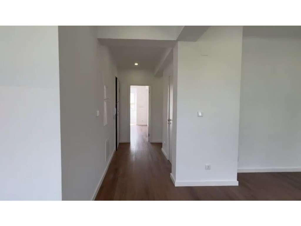 T2 Totalmente Remodelado | Excelente Localização na Amadora - Grande imagem: 2/25