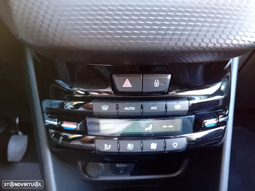 Peugeot 2008 1.2 PureTech Allure - 23