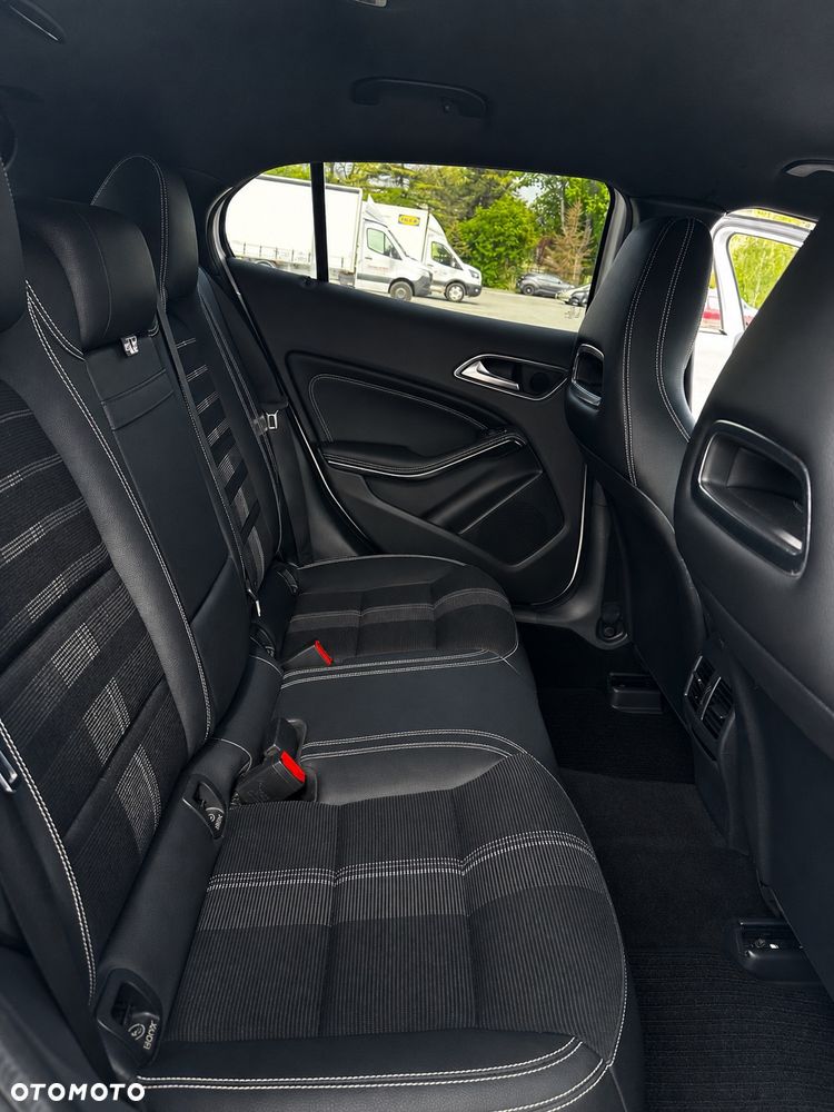 Mercedes-Benz GLA 200 7G-DCT - 16