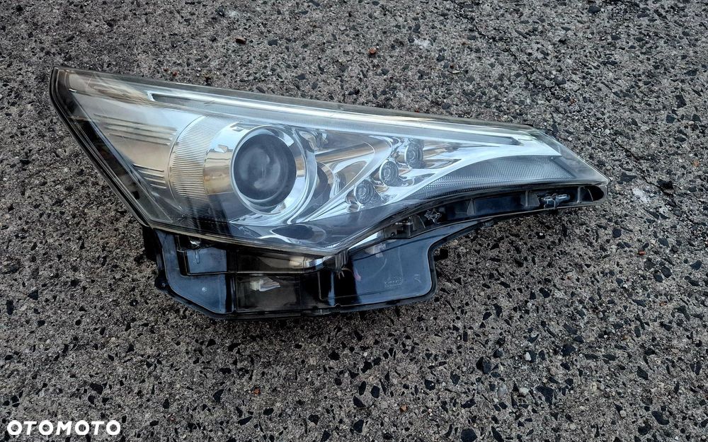 TOYOTA AVENSIS T29 T27 LIFT Lampa Przednia Przód Prawa LED EU  12-16r - 1